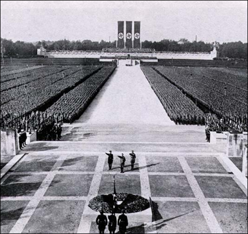 1934 - מהשלושה העומדים עם הפנים אלינו, היטלר במרכז, הימלר מימינו