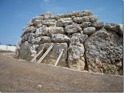 אחד הקירות החיצוניים של המקדש בגוזו