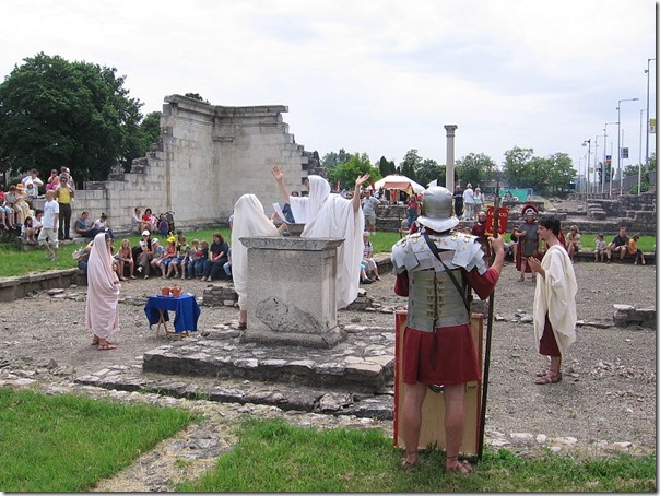 חברי קהילת Nova Roma מקיימים פולחן רומי לאלה קונקורדיה בחורבות Aquincum, בעיר בודפשט, הונגריה, בזמן הפסטיבל הרומי Floralia. התמונה מויקיפדיה