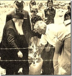 הרב צבי יהודה ואריאל שרון מניחים את אבן הפינה לאלון מורה