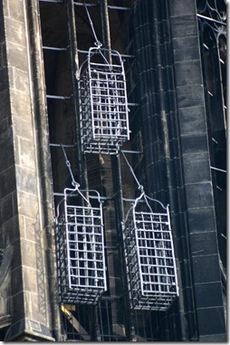 כלובים בהם תלו את גופות מנהיגי האנאבפטיסטים במינצר, עד היום על הקתדרלה בעיר. צילום של Rüdiger Wölk מתוך ויקיפדיה